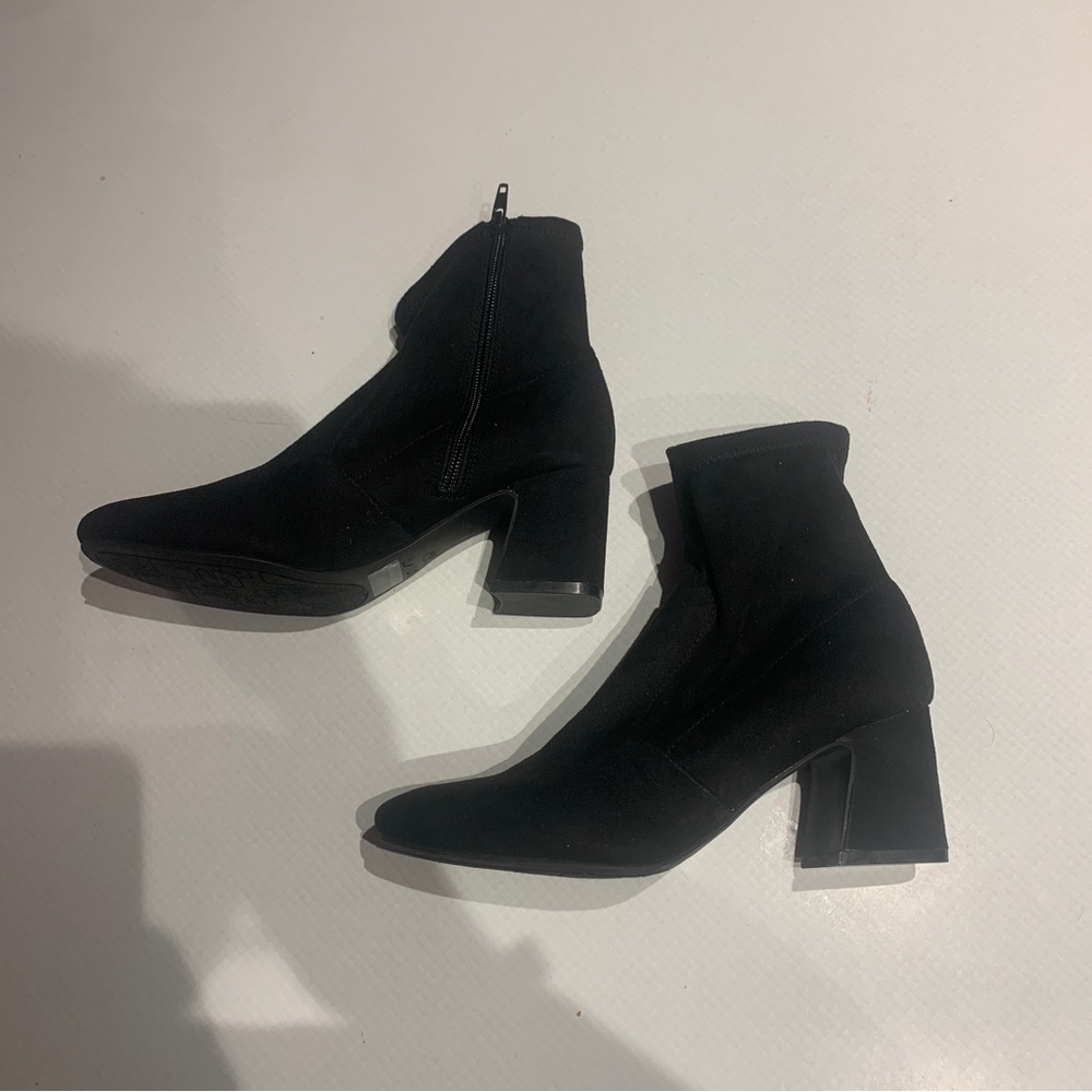 Unisa womens black booties 6.5 suede
